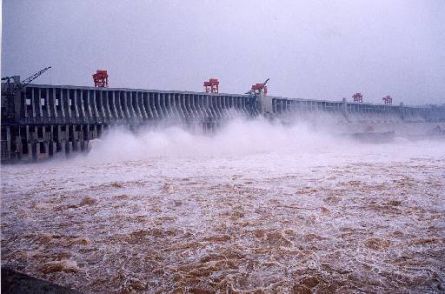 flood water threatens three gorges dam