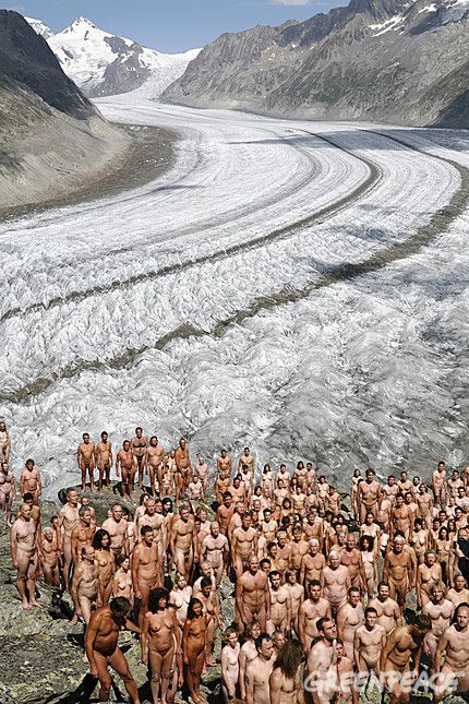 naked parade against warming earth