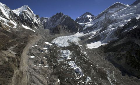 mt everest turning garbage bin