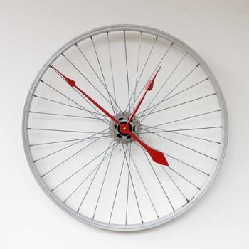 recycled bike wheel clock